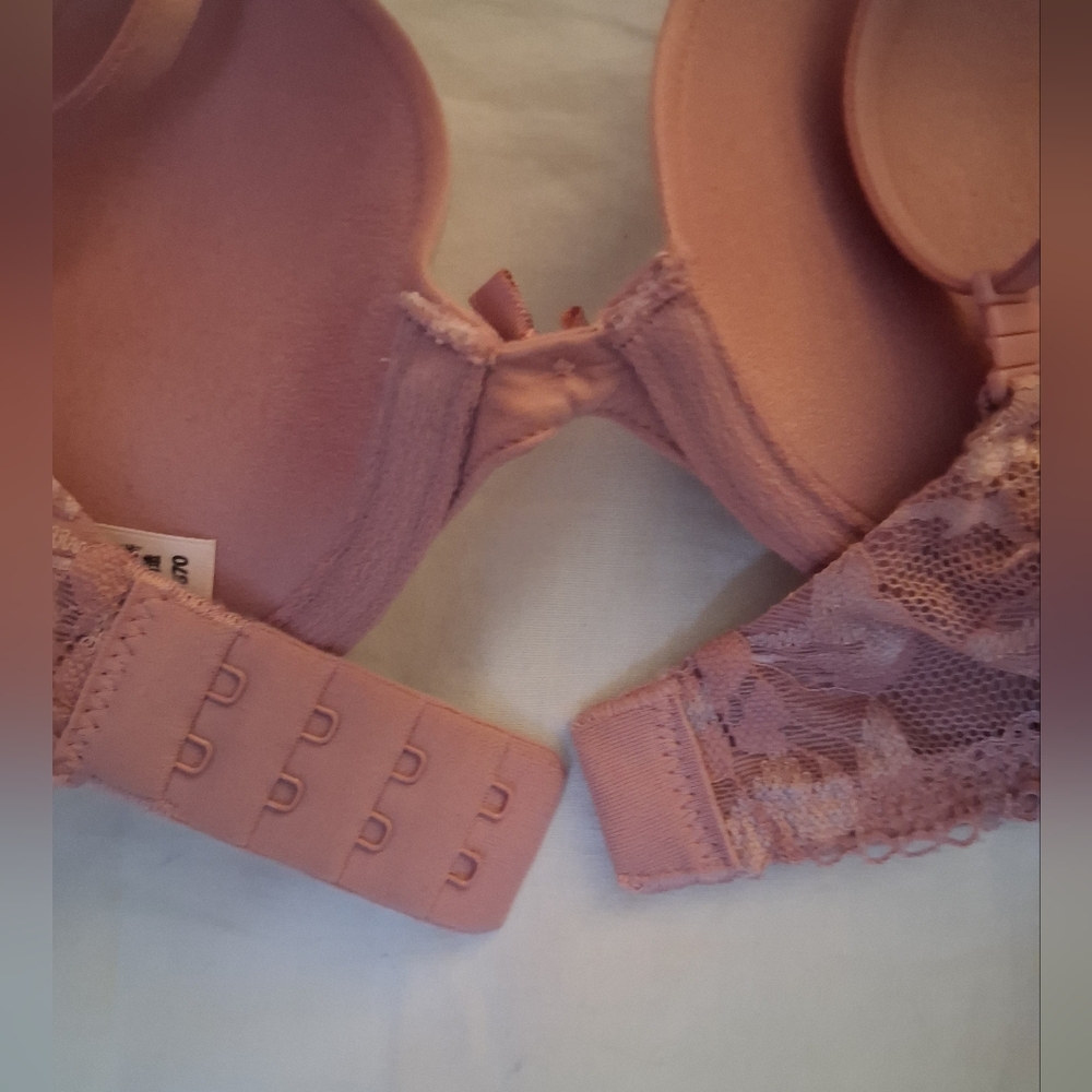 Victoria's Secret Body By Victoria Push-Up Lace Bra in Mauve. 32B - Picture 4 of 9